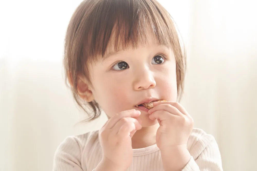 【生後10カ月】手がかかるほど、愛しい。手づかみ食べ×つかまり立ち期を楽しむ！
