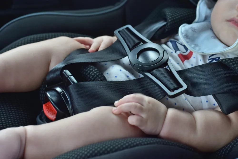 チャイルドシートの暑さ対策！車内で泣かないための快適グッズ