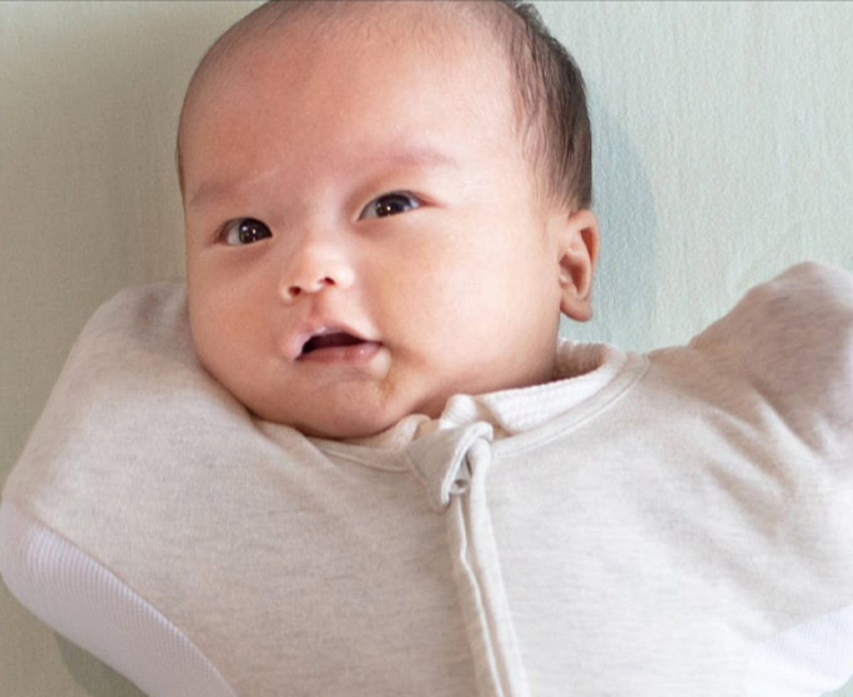 伸びをしても襟元が食い込まない設計